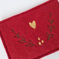 Gutscheinhülle aus Filz für Geschenkkarten im Scheckkartenformat - rot KRANZ & HERZ - von he-ART by helen hesse Bild 1