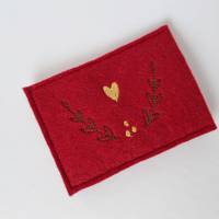 Gutscheinhülle aus Filz für Geschenkkarten im Scheckkartenformat - rot KRANZ & HERZ - von he-ART by helen hesse Bild 3