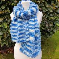 Strickschal / Schal aus himmlisch weicher Wolle in blau/weiß,  handgestrickt und ein Unikat Bild 3