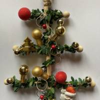 Weihnachtlicher Friesenbaum mit vielfältigen Dekorationselementen in Gold und Silber Bild 1