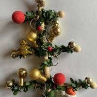 Weihnachtlicher Friesenbaum mit vielfältigen Dekorationselementen in Gold und Silber Bild 2
