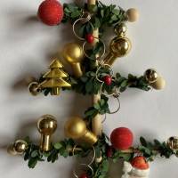 Weihnachtlicher Friesenbaum mit vielfältigen Dekorationselementen in Gold und Silber Bild 3