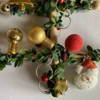 Weihnachtlicher Friesenbaum mit vielfältigen Dekorationselementen in Gold und Silber Bild 4