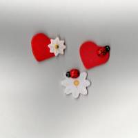 Streuteile Herzen in rot und Blumen in weiß - zum dekoririen und basteln  z.B. für Geldklammern Bild 1