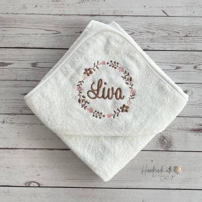personalisiertes weißes Kapuzenhandtuch mit Blumenkranz & Name – Geschenkidee zur Geburt & Taufe
