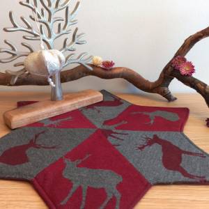 rot grauer Tischuntersetzer mit Hirsch-Motiven, Platzset aus Baumwolle, Dekoration im Landhausstil Bild 4