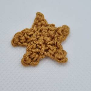 Streudeko für Weihnachten und Advent, gehäkelte kleine Sterne in Braun Bild 4