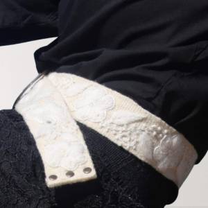 Weißer bestickter Gürtel, Blumengürtel aus ungefärbter Schafwolle, Handgemachter Damengürtel aus Peru, Webgürtel Bild 3