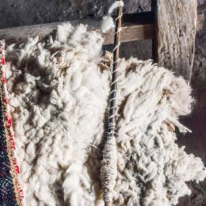 Weißer bestickter Gürtel, Blumengürtel aus ungefärbter Schafwolle, Handgemachter Damengürtel aus Peru, Webgürtel Bild 6