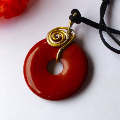 Donut Anhänger aus rotem Jaspis einem Ornament aus Alu-Draht vergoldet und einem schwarzen Textilband