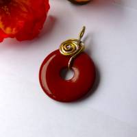 Donut Anhänger aus rotem Jaspis einem Ornament aus Alu-Draht vergoldet und einem schwarzen Textilband Bild 2