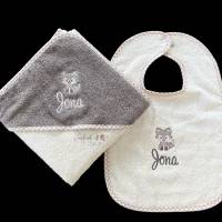 personalisiertes besticktes Babyset,  Kapuzenhandtuch und großes Lätzchen mit süßem Fuchs und Namen, Geschenkidee Geburt Bild 1