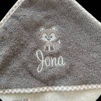 personalisiertes besticktes Babyset,  Kapuzenhandtuch und großes Lätzchen mit süßem Fuchs und Namen, Geschenkidee Geburt Bild 4