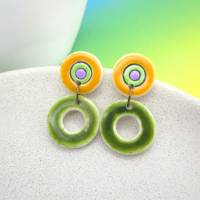 Grüne kleine hängende Ohrringe, minimalistische Ohrstecker, Fimo Ohrringe, gelbe Ohrringe, Geschenk für Frau Bild 1