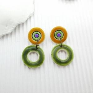 Grüne kleine hängende Ohrringe, minimalistische Ohrstecker, Fimo Ohrringe, gelbe Ohrringe, Geschenk für Frau Bild 2