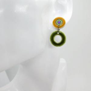 Grüne kleine hängende Ohrringe, minimalistische Ohrstecker, Fimo Ohrringe, gelbe Ohrringe, Geschenk für Frau Bild 3