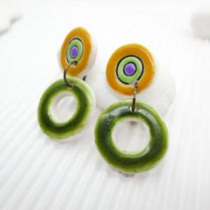 Grüne kleine hängende Ohrringe, minimalistische Ohrstecker, Fimo Ohrringe, gelbe Ohrringe, Geschenk für Frau Bild 4