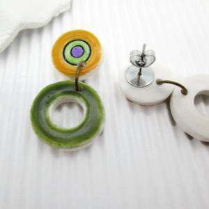 Grüne kleine hängende Ohrringe, minimalistische Ohrstecker, Fimo Ohrringe, gelbe Ohrringe, Geschenk für Frau Bild 5