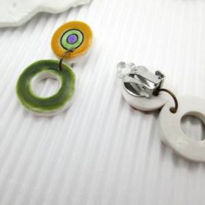 Grüne kleine hängende Ohrringe, minimalistische Ohrstecker, Fimo Ohrringe, gelbe Ohrringe, Geschenk für Frau Bild 6