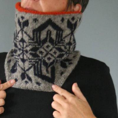 Anleitung: Eisbaer Cowl stricken, Colorwork mit Sturmkragen