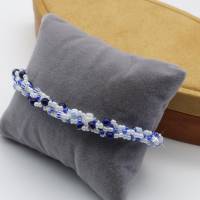 Armband, blau weiß, 20 cm, Armband aus Glasperlen gehäkelt, Handmade, Perlenarmband, Rocailles, Magnetverschluss Bild 1