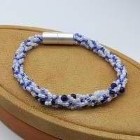 Armband, blau weiß, 20 cm, Armband aus Glasperlen gehäkelt, Handmade, Perlenarmband, Rocailles, Magnetverschluss Bild 2