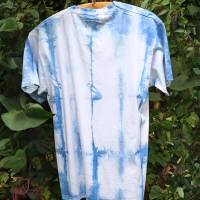 handgefärbtes T-Shirt Unikat Batik mit Indigo in Shibori Technik - Größe M #2 Bild 1