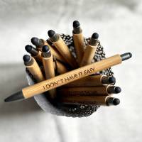 I don´t have it easy - gravierter Kuli, Denglisch - Kugelschreiber mit Gravur, aus Bambus, Kuli lustiger Text Bild 1