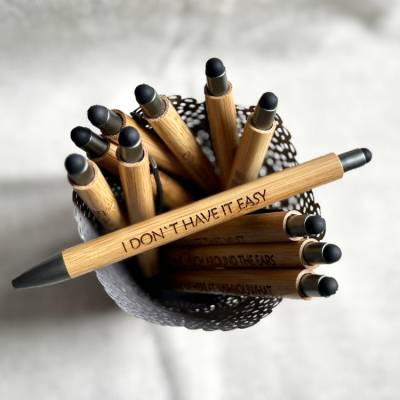 I don´t have it easy - gravierter Kuli, Denglisch - Kugelschreiber mit Gravur, aus Bambus, Kuli lustiger Text