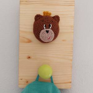 Kindergarderobe aus Holz mit gehäkeltem Bärenkopf als Dekoration, Design frei wählbar Bild 2