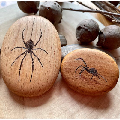 Handschmeichler mit SPINNE | Brandmalerei auf Holzkiesel | Magisch & Inspirierend