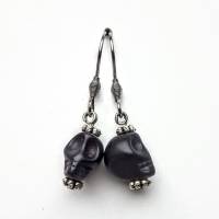 Totenkopf Schädel Ohrringe aus schwarzen Howlith Steinen handgemacht Schmuck individuell Unikat Bild 1