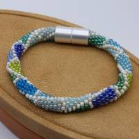 Armband, Häkelarmband, bunte Rauten blau, grün, weiß. Länge 20 cm, Glasperlen gehäkelt, Perlenarmband, Schmuck Bild 1