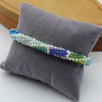 Armband, Häkelarmband, bunte Rauten blau, grün, weiß. Länge 20 cm, Glasperlen gehäkelt, Perlenarmband, Schmuck Bild 2
