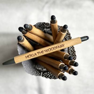 Holla the Woodfairy - gravierter Kuli, Denglisch - Kugelschreiber mit Gravur, aus Bambus, Kuli mit lustigen Text