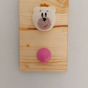 Kindergarderobe aus Holz mit gehäkeltem Bärenkopf als Dekoration, Design frei wählbar Bild 1