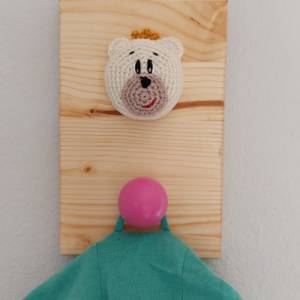 Kindergarderobe aus Holz mit gehäkeltem Bärenkopf als Dekoration, Design frei wählbar Bild 2