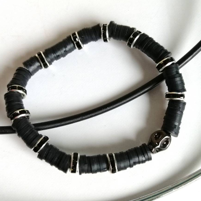 Elastisches Armband in schwarz mit Skull-Perle