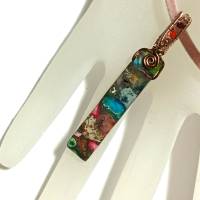 Bunter Jaspis Anhänger Mosaik am samtigen Band in wirework rosa handgemacht Halsband Bild 4