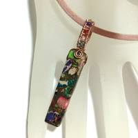 Bunter Jaspis Anhänger Mosaik am samtigen Band in wirework rosa handgemacht Halsband Bild 5