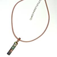 Bunter Jaspis Anhänger Mosaik am samtigen Band in wirework rosa handgemacht Halsband Bild 7