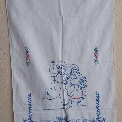 Wunderschönes besticktes Küchentuch aus den 40er Jahren