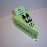 Geldgeschenk-Geburtstag-Fussball auf einem Tortenstück dekoriert mit Schuhen,Schachtel, 5:0 auf in die 2.Halbzeit Bild 1