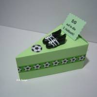 Geldgeschenk-Geburtstag-Fussball auf einem Tortenstück dekoriert mit Schuhen,Schachtel, 5:0 auf in die 2.Halbzeit Bild 2