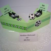 Geldgeschenk-Geburtstag-Fussball auf einem Tortenstück dekoriert mit Schuhen,Schachtel, 5:0 auf in die 2.Halbzeit Bild 6