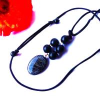 Trendy und modern ist dieser schwarze Edelsteinanhänger mit beweglicher Achatscheibe, Verstellbares Textilband Bild 3