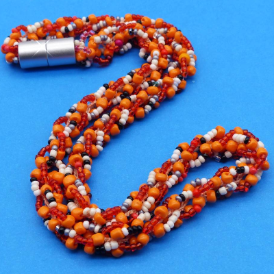 Halskette, rot orange, Häkelkette, orangerot bis schwarz, Länge 53 cm, Perlenkette, Rocailles, Häkelschmuck