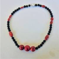 Die rote Korallenkette kann sich sehen lassen, mit schwarzen Onyx-Perlen kobiniert & von Hand gefädelt Bild 1
