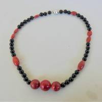 Die rote Korallenkette kann sich sehen lassen, mit schwarzen Onyx-Perlen kobiniert & von Hand gefädelt Bild 3