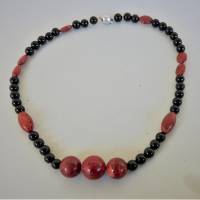 Die rote Korallenkette kann sich sehen lassen, mit schwarzen Onyx-Perlen kobiniert & von Hand gefädelt Bild 5